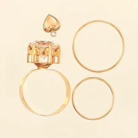 Tre ringar, hänge, sten, skadat, defekt, gravyrer, 18K  Vikt: 9,6 g
