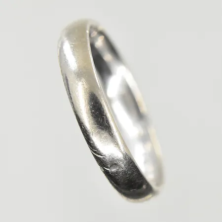 Ring, stl 17¼, bredd 3 mm, gravyr, hack på insida skena, vitguld, 18K. Vikt: 3,4 g