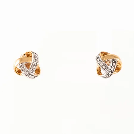 Örhängen i 18K guld. Knut med 8 x ca 0,005ct åttkantslipade diamanter. Mått 8 x 8 mm. Vikt: 1,8g. Stämplad GHA, 750.