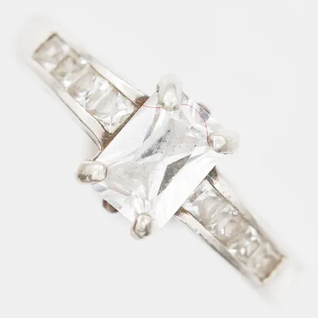 Ring med vita stenar, stl: 17¾, silver Vikt: 3,4 g