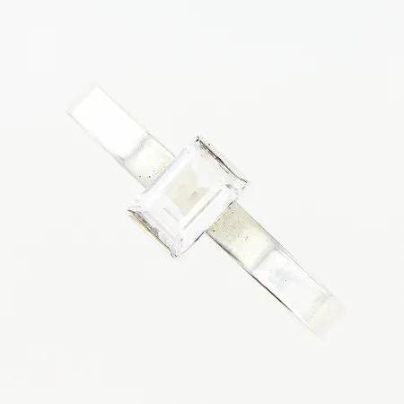 Stelt armband Lindström, innermått 65x50mm, öppningsbart, bredd 8mm, bergkristall 19x12mm, smärre kantnagg, Bengt Hallberg Guldsmeds AB, köping 1973, silver 925/1000.