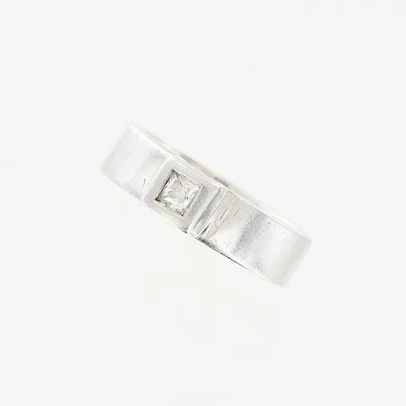 Ring stl 17, bredd 5mm, vit sten, silver, 925/1000. Vikt: 4,1 g