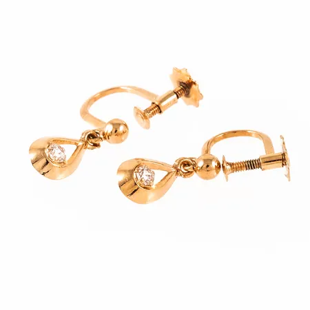 Örhängen i 18K guld. Droppe med vit sten. De är 5,8 mm breda, 14,5 mm långa och väger 1,6g. 18K & kattfot. Skruvmekanik. 