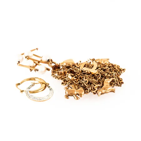 Diverse defekt guld i 18K. Bruttovikt: 33,6g.