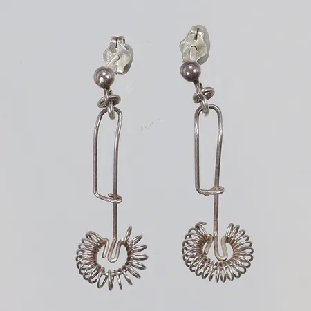 Ett par örhängen, "vispar", längd ca 30mm, bredd 3-10mm, Silver 925/1000 Vikt: 1,3 g