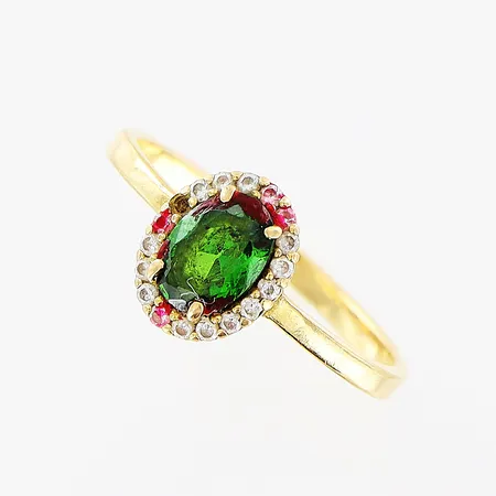 Ring, grön/vita stenar, 17¾, 2-9,5mm, sten saknas, färg, 18K.  Vikt: 2,5 g