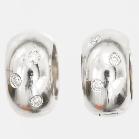 Ett par örhängen, creoler med briljantslipade diamanter 6 x ca 0,03ct, höjd 14mm, bredd 8mm, 18K vitguld Vikt: 10,3 g