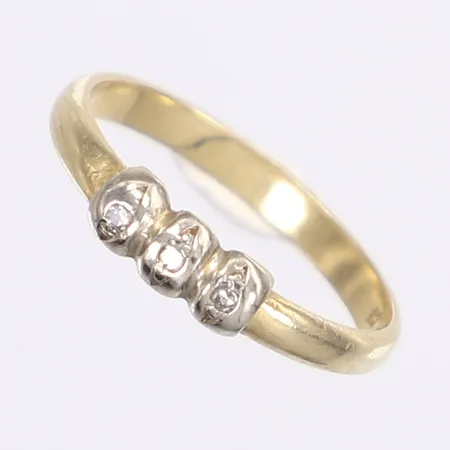 Ring med diamanter 3x ca 0,01ct, stl 18, bredd 2-4mm, 14K Vikt: 2,2 g