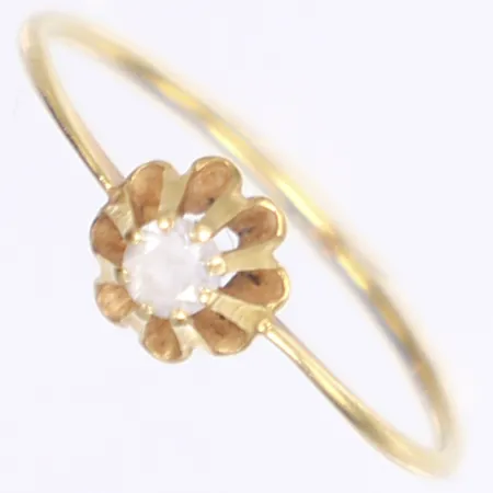 Ring med vit sten, stl 17¾, bredd 1-6mm, 18K Vikt: 1 g