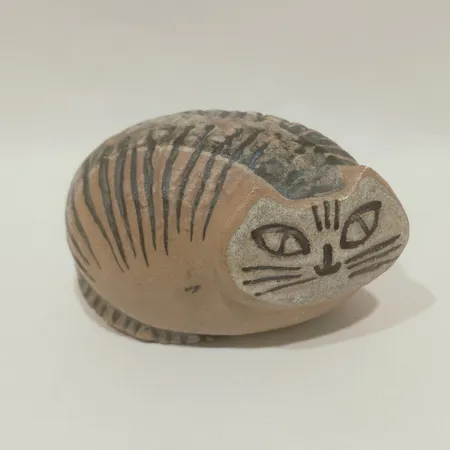 Figurin Katt, ur serien Lilla Zoo, Lisa Larson, Gustavsberg, höjd ca 5,5cm, längd 9cm, stengods, smärre nagg på ena örat, osignerad. 