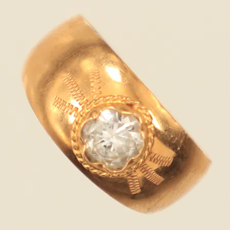 Ring med vit sten, stl 15½, bredd 3,6-8,6mm, 18K  Vikt: 1,6 g