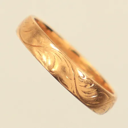 Ring med mönsterdekor, stl 17¼, bredd ca 4mm, Hallbergs Guldsmeds Ab C G år 1917, 18K Vikt: 3,6 g