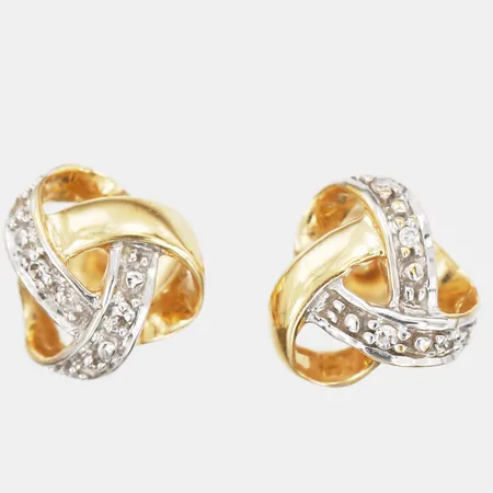 Ett par örhängen med åttkantsslipade diamanter 6 x ca 0,005ct, Ø8mm, stift, tillverkade av Guldfynd AB, 18K guld Vikt: 1,7 g