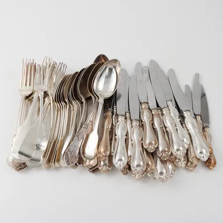 Bestick olika modeller, Gafflar och skedar silver 1888gram + Bordsknivar med silverskaft fyllda med rostfritt blad 1573gram Vikt: 1888 g Skickas med Bussgods eller PostNord