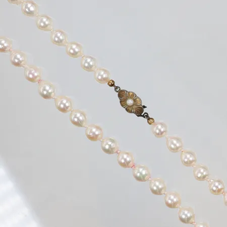 Collier med odlade saltvattenpärlor, 49,5cm, bredd 7mm,  lås i silver 925,  lätt förgyllning på låset, Silver 925/1000 bruttovikt 30,0g Vikt: 30 g