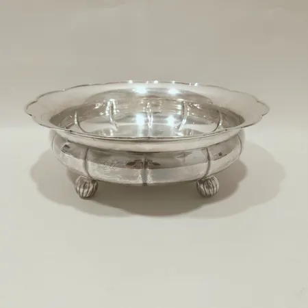 Skål på fötter, profilerad kant, personlig gravyr/ monogramgravyr, Guldsmedsaktiebolaget I Stockholm år 1932, silver Vikt: 676,7 g