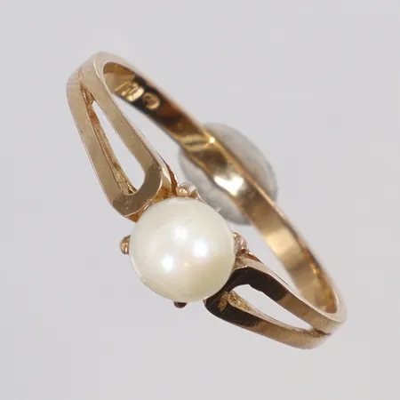 Ring med pärla, stl 18, bredd 2-5mm, slitage på pärla, 18K  Vikt: 2,3 g