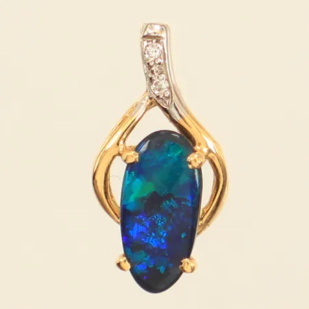 Hänge med diamanter ca 2 x 0,01ct, opal, längd inkl ögla ca 17mm, bredd ca 5-9mm, 18K Vikt: 1,1 g