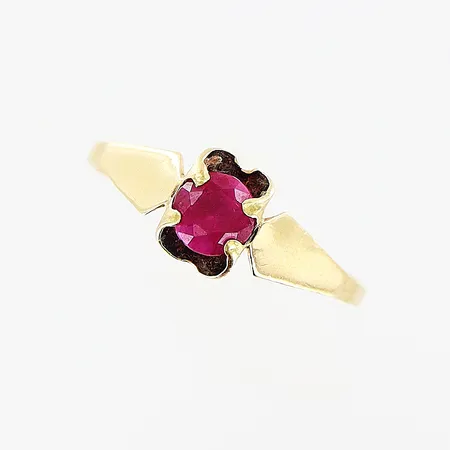 Ring stl 16½, bredd 1,5-6mm, nagg på sten, slitage på skena, 18K Vikt: 1,1 g