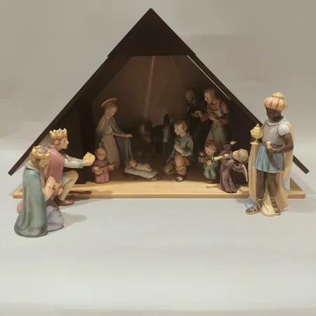 Julkrubba med 14 figuriner, Goebel W. Germany M. Hummel, ej komplett, krackeleringar, skador, renoveringsbehov, trä, porslin.  Specialfrakt, kontakta pantbankskontoret för mer information.