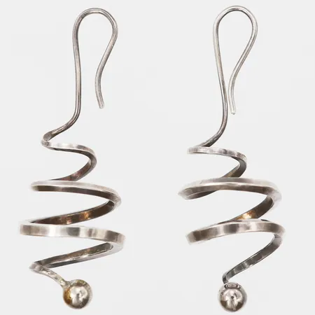 Ett par örhängen, Inger R. Silversmedjan Trosa, Trosa år 1967, höjd: 51 mm, bredd: 18 mm, silver. Vikt: 8,5 g
