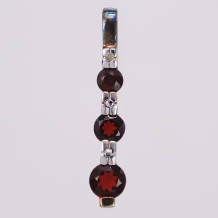 Hänge med röda stenar, längd 31,4mm, bredd 3,2-5,8mm, 925/1000 silver  Vikt: 2,4 g