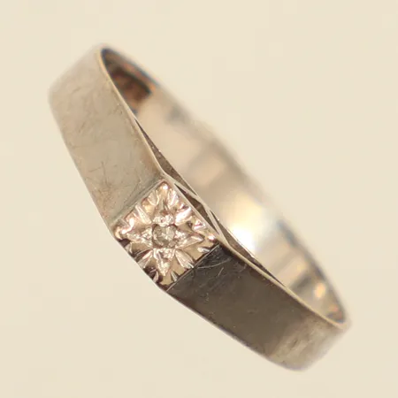 Ring med diamant ca 0,01ct, stl 17¼, bredd ca 3-4mm, vitguld, Stjärnagat Ab, år 1975, 18K Vikt: 2,3 g