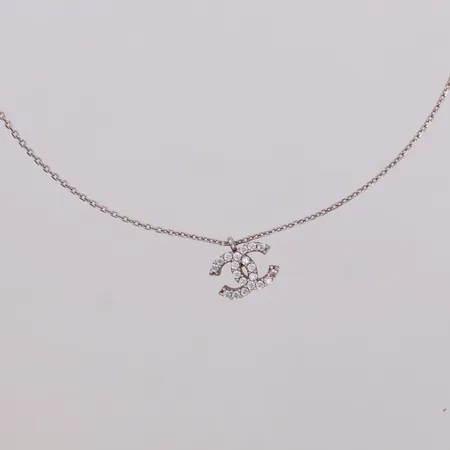 Kedja med integrerat hänge med vita stenar, längd 45-49cm, bredd 0,6mm, hänge ca 9,6 x 10,4mm, Silver 925/1000 OBS Ej märkesdesign!   Vikt: 2 g