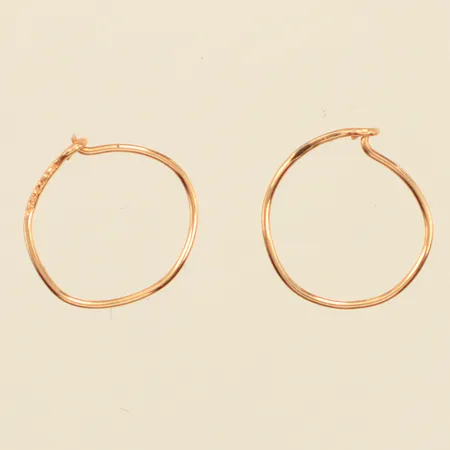 Ett par örhängen, ca Ø9,4mm, bredd 0,5mm, skeva, 18K  Vikt: 0,2 g