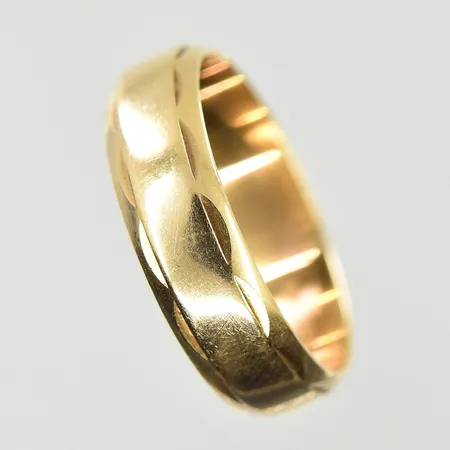 Ring, stl 16, bredd 5 mm, gravyr, 18K. Vikt: 3,3 g
