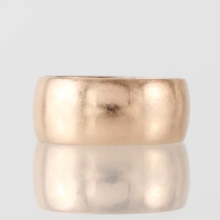 Ring slät, storlek 17 ½ mm, bredd 8.7 mm, 18k. Vikt: 7,6 g