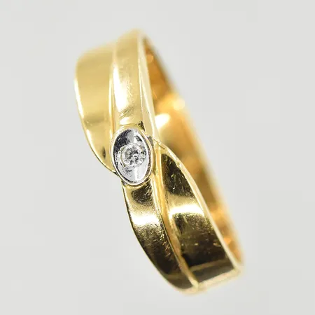 Ring med vit sten, stl 17¼, bredd 3-5 mm, 18K. Vikt: 3,3 g