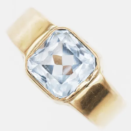 Ring med syntetisk blå spinell, stl: 18½, skada på undersidan, 18K guld Vikt: 3 g