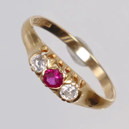 Ring med röd och vita stenar, stl 18½, bredd 2-5mm, BEH (BEH Bengt Hallberg Guldsmeds AB, Köping 1996)  Vikt: 2,5 g