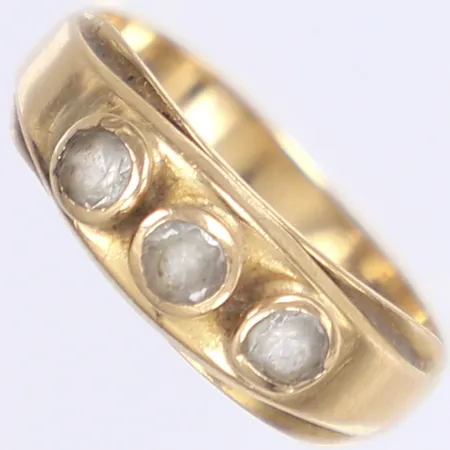 Ring med vita stenar, stl 17, bredd 3-6mm, 18K Vikt: 2 g