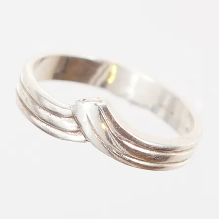Ring, stl 17¾, bredd: 3,5-5mm, silver 835/1000 Vikt: 2,2 g