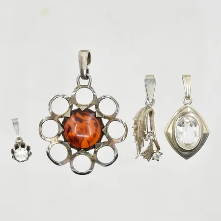 4 hängen med stenar, längd 13 cm - 40 cm, bredd 5-29 mm, 835/1000 silver. Vikt: 7 g
