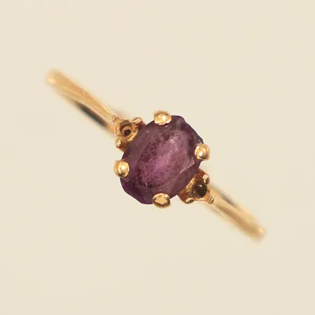 Ring med lila sten, stl 18¼, bredd ca 1,5-6,5mm, skev, skadad, saknar stenar, 18K Vikt: 1,6 g
