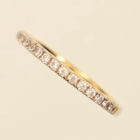 Ring med vita stenar, stl 15¾, bredd ca 2mm, 925/1000 silver  Vikt: 1,6 g