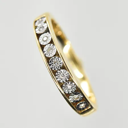 Ring med vita stenar, stl 17, bredd 1-3 mm, vitguld/gulguld, 18K. Vikt: 2 g