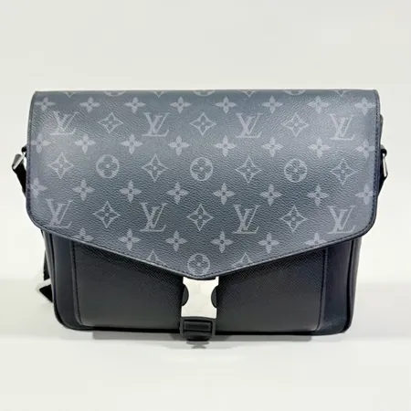Väska, Louis Vuitton Taigarama Eclipse Messenger Bag, monogram canvas, svart skinn, beslag i vitmetall samt plast, mått ca: 30x22,5x7cm, invändigt fodrad i tyg, samt två fickor,  axelrem,  modell-nr: M30746, märkt LOUIS VUITTON PARIS, made in spain, fint skick. 