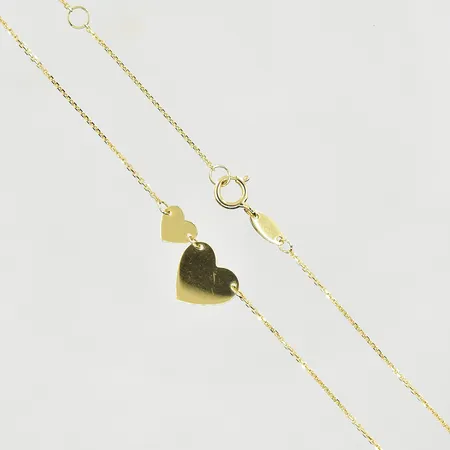 Collier med integrerat hänge, längd 41½-44½ cm, länkens bredd 1 mm, 18K. Vikt: 1,8 g