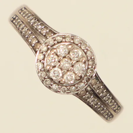 Ring med diamanter 7x ca 0,02ct, 18x ca 0,01ct, 36x ca 0,005ct 8/8-slipade, stl 18½, bredd 2-8,5mm, GHA, vitguld, 18K  Vikt: 3,7 g