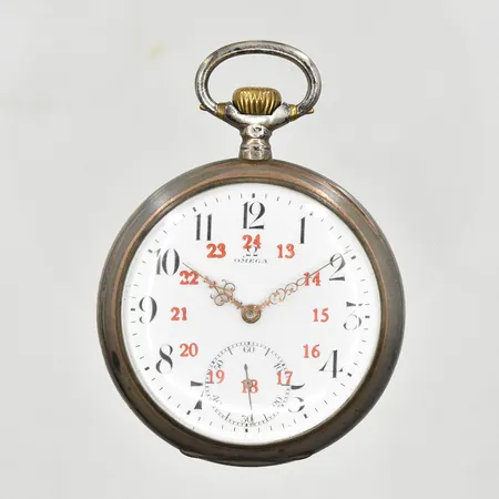 Fickur Omega, Grand Prix Paris 1900, boett Ø50 mm, boettnr 5127641 J, rött 24-timmarsindex, fungerade vid testtillfället, bruttovikt 90,4g, 800/1000 silver.