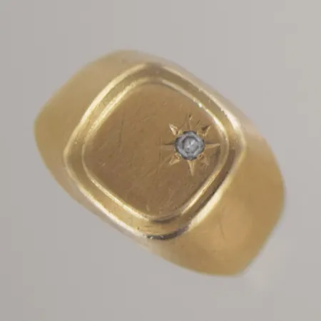 Ring med sten Ø 17 mm, bredd 12,5 mm, ojämn skena,18K Vikt: 3 g