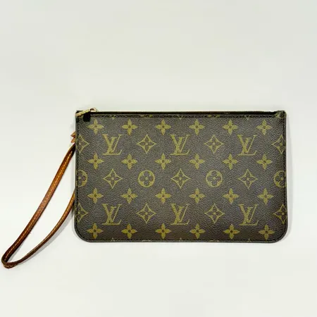 Väska Louis Vuitton Neverfull Clutch Pochette, brun monogramcanvas, beslag i gulmetall, ljusa skinndetaljer, invändigt två fack, randigt foder, mått: ca 15x25cm, datumkod: SF0291, för år 2021, made in France, bruksslitage, mindre tråddragning, färgbortfall på beslag, invändigt mindre fläckar, slitage på skinndetaljer, inga övriga tillbehör. 
