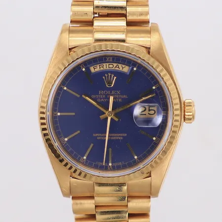 Herrur Rolex Oyster Perpetual Day-Date 18K, automat, ca 36mm, ref: 18038, snr: 6768748, ca 1981, presidentlänk 18K, refnr 8385, ca 18,5cm inkl ur, viklås, nagg på safirglas, repor på länk, horn och boett, åldersrelaterat bruksskick, behov av översyn av dag- och datumfunktion, bruttovikt 133,7g, inga tillbehör