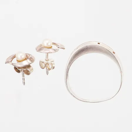 Ett par örhängen med pärla, 10x10mm, en stopp saknas, silver 830/1000, en ring, stl 17, bredd: 3-8mm, samtliga delar defekta, silver 925/1000 Vikt: 4 g