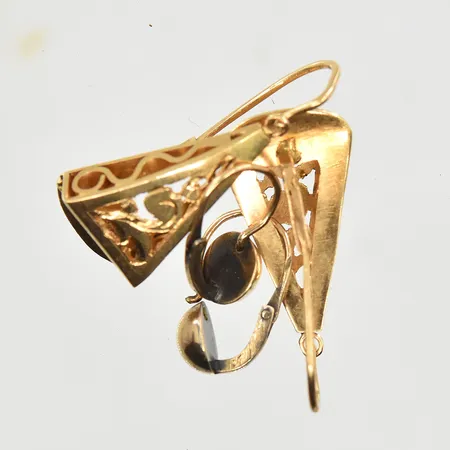 Diverse defekt guld, ostämplat, 14K. Vikt: 5,9 g