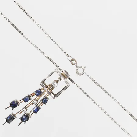 Collier med integrerat hänge med vita stenar samt syntetiska blå safirer, höjd på hänge 55mm, längd på kedja 80cm, silver Vikt: 14,2 g